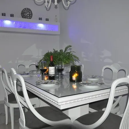 Spectacular 3 Bedrooms Sea Views Apartment *
